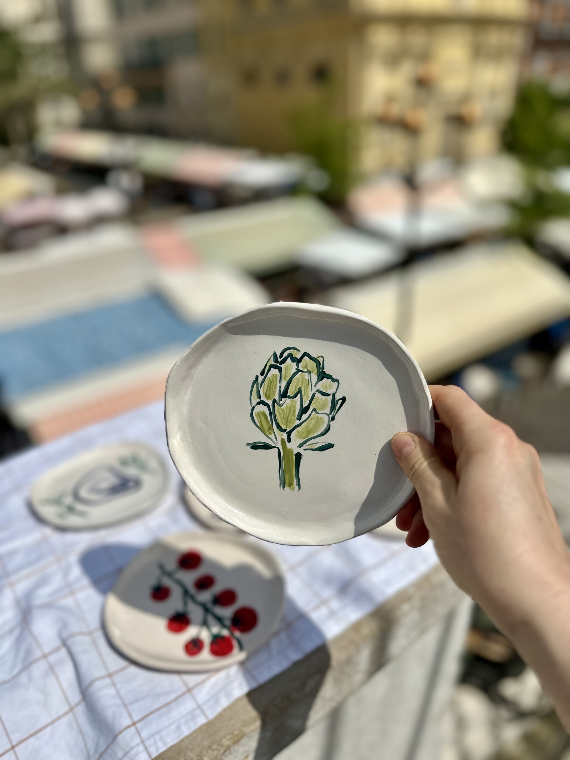 Petite assiette artisanale, esprit Côte d’Azur. Artichaut.
