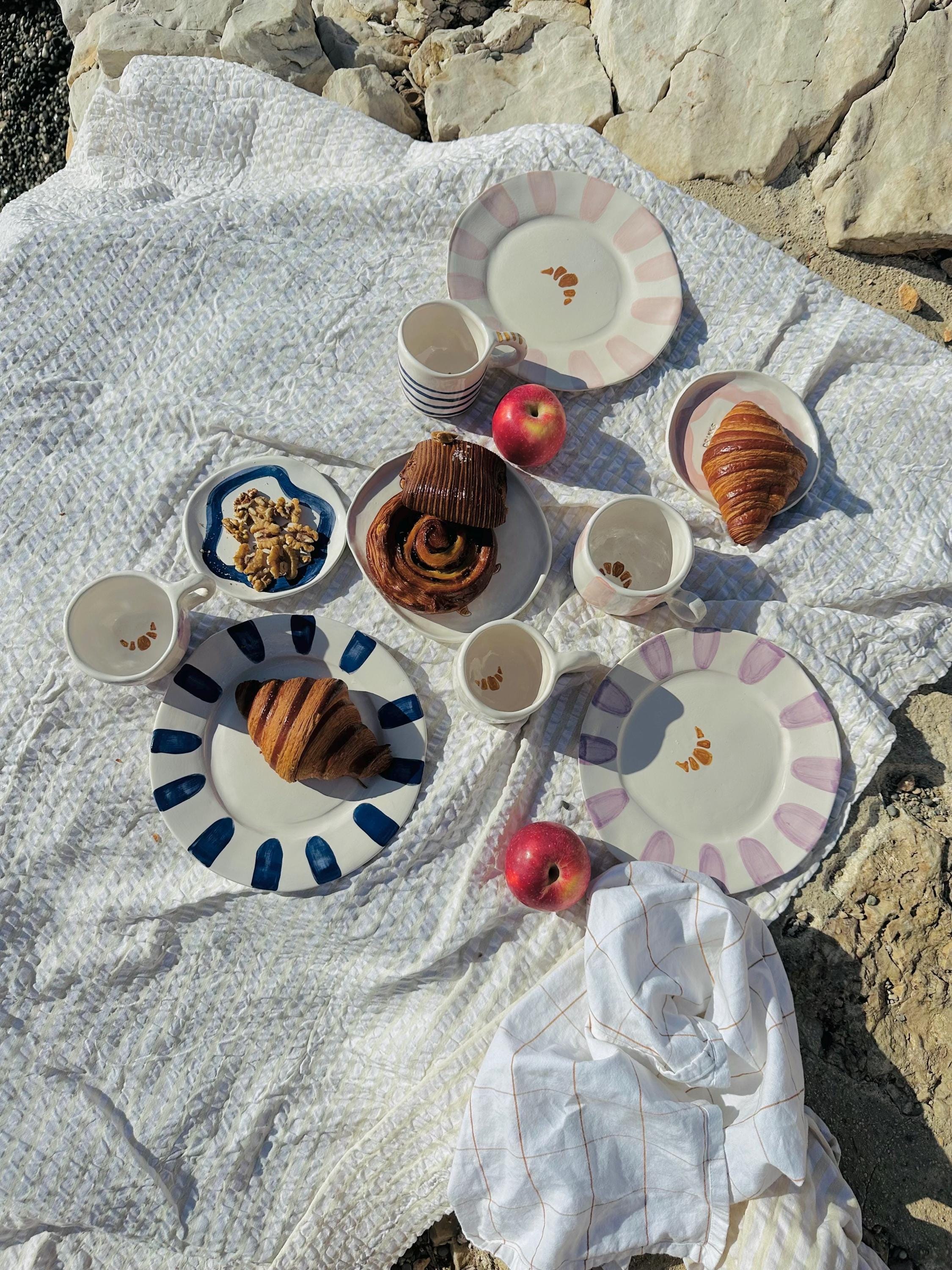 Assiette artisanale avec croissant et rayures roses «So Frenchie » 4