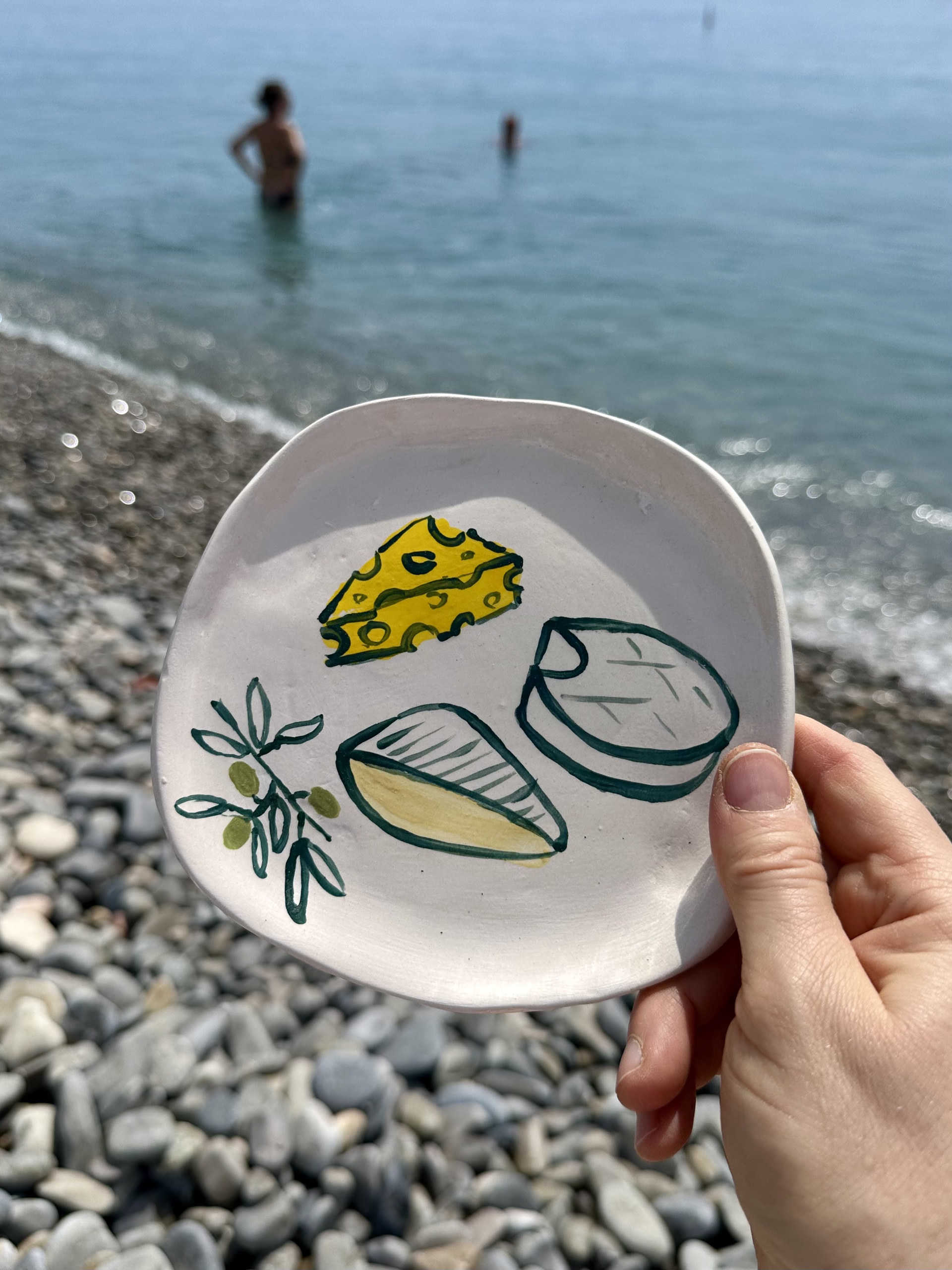 Petite assiette artisanale, esprit Côte d’Azur. Fromages.