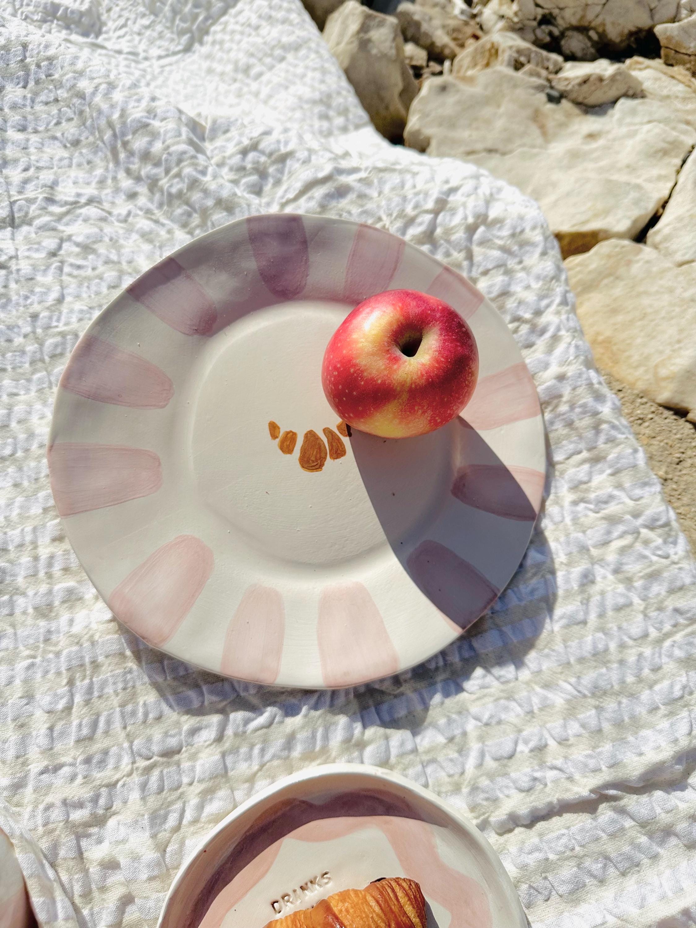 Assiette artisanale avec croissant et rayures roses «So Frenchie » 2