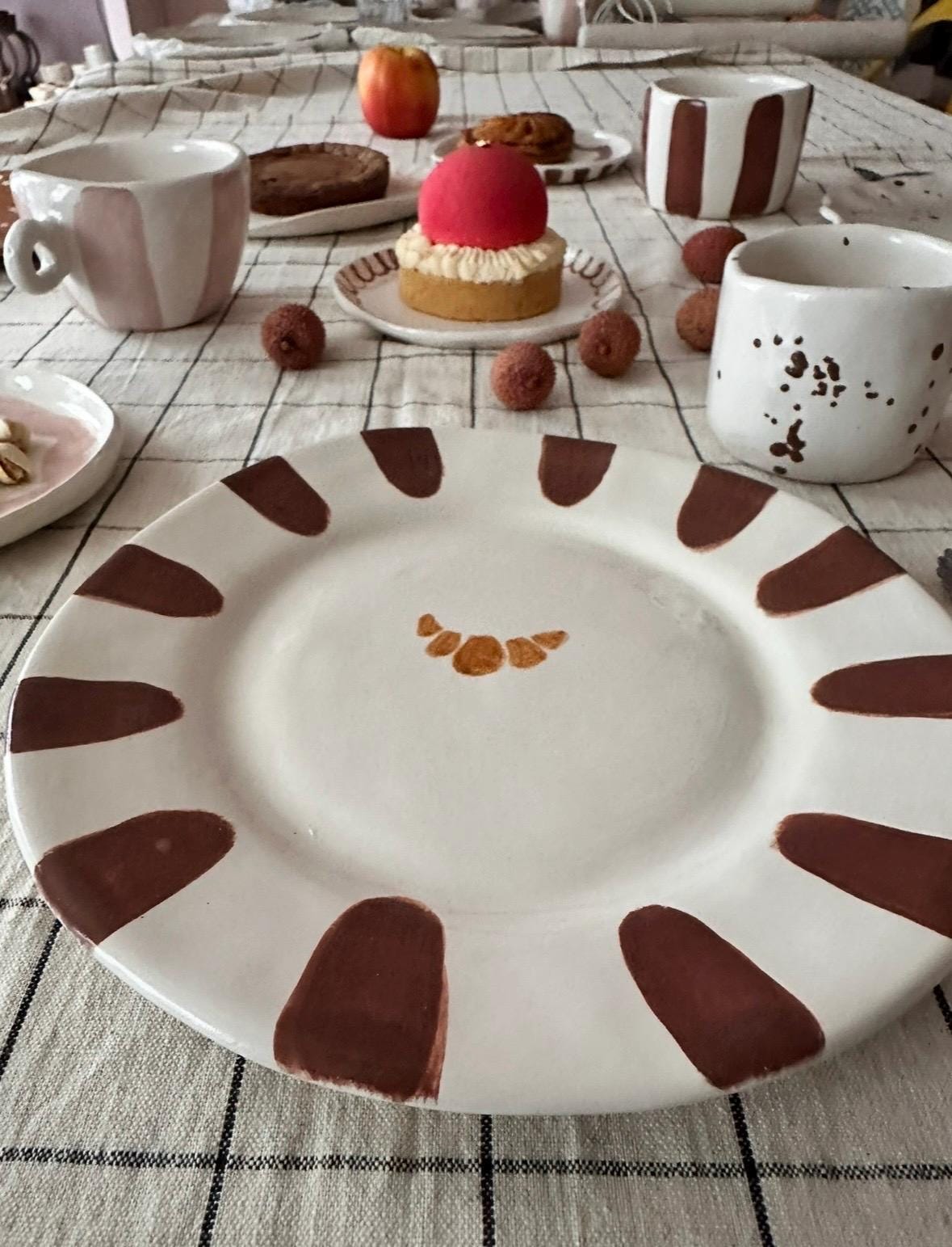 assiette en céramique avec croissant « so Frenchie » 3