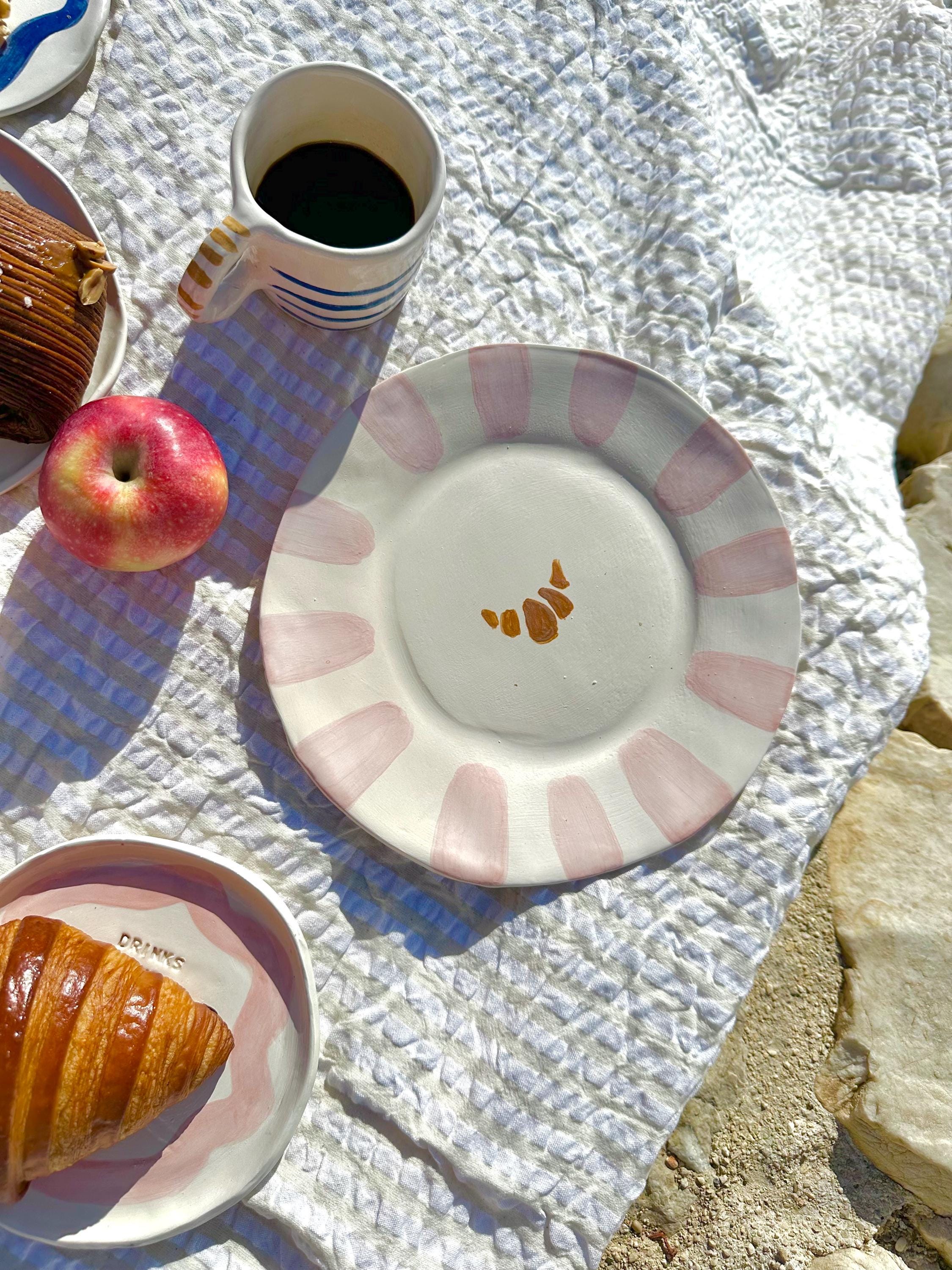 Assiette artisanale avec croissant et rayures roses «So Frenchie »