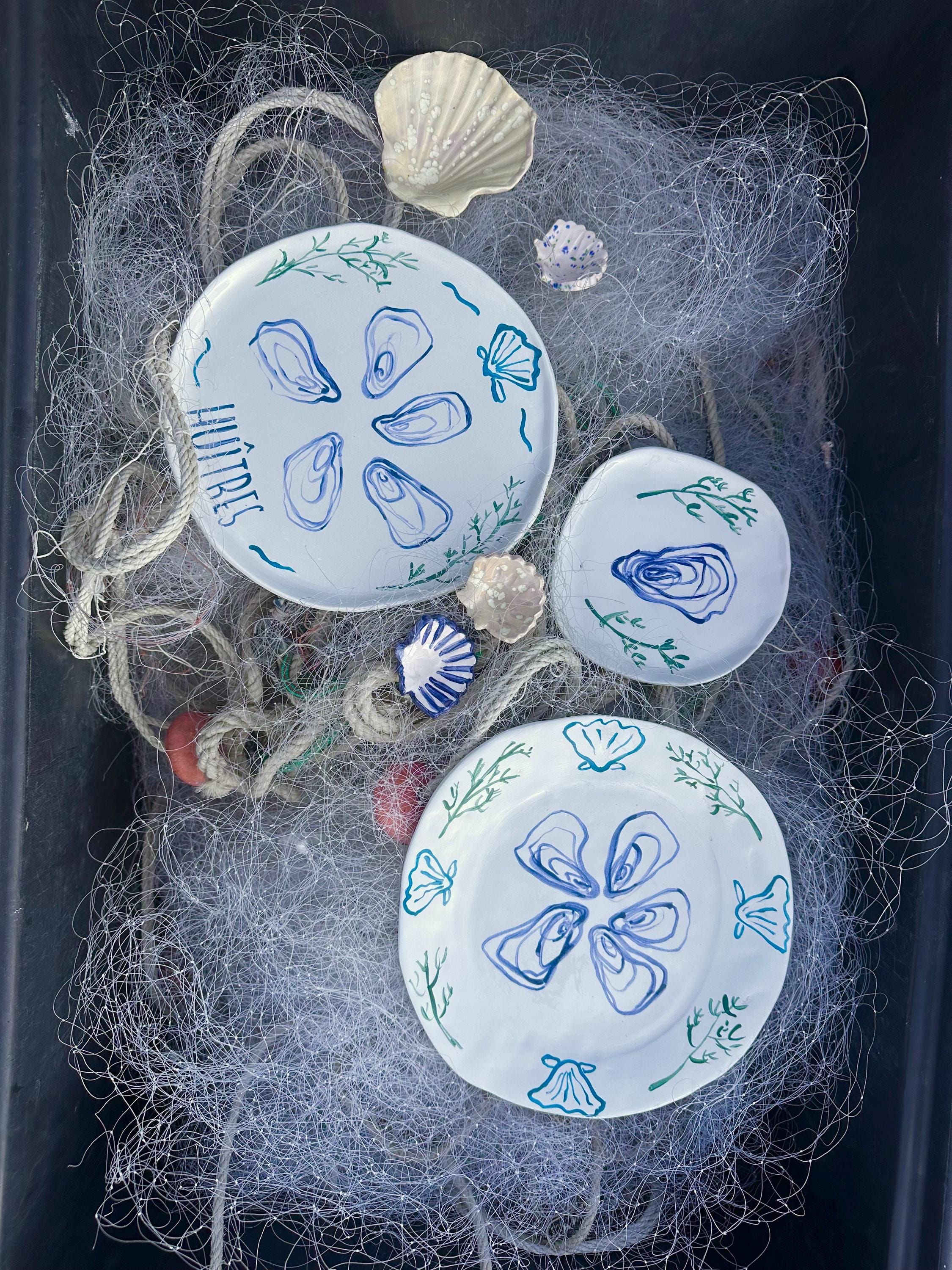 Plat/ Assiette artisanale en céramique – motif huîtres peintes à la main • Collection “So Frenchy – spécial fêtes de fin d’année” 4