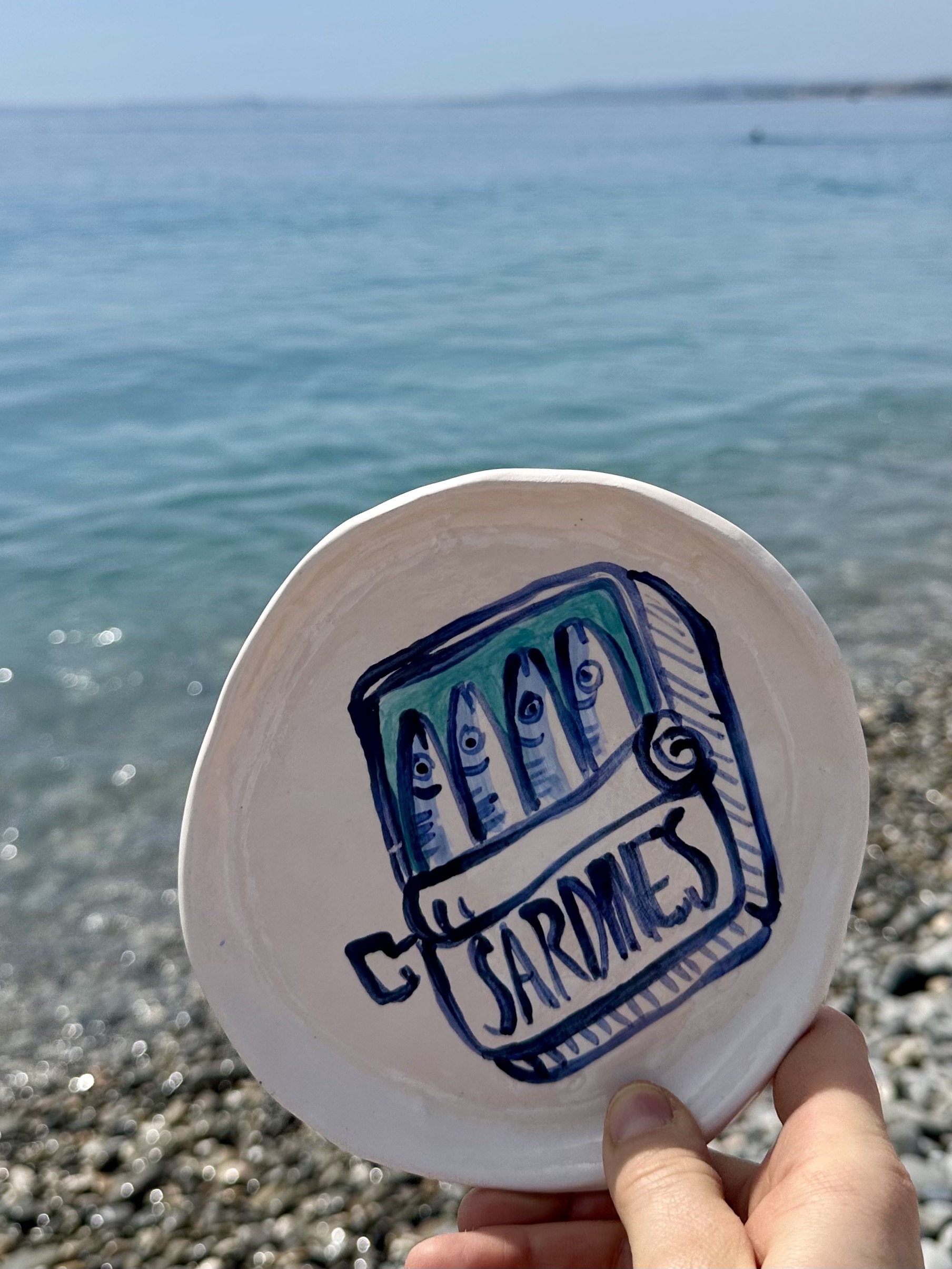 Petite assiette artisanale, esprit Côte d’Azur. Sardines