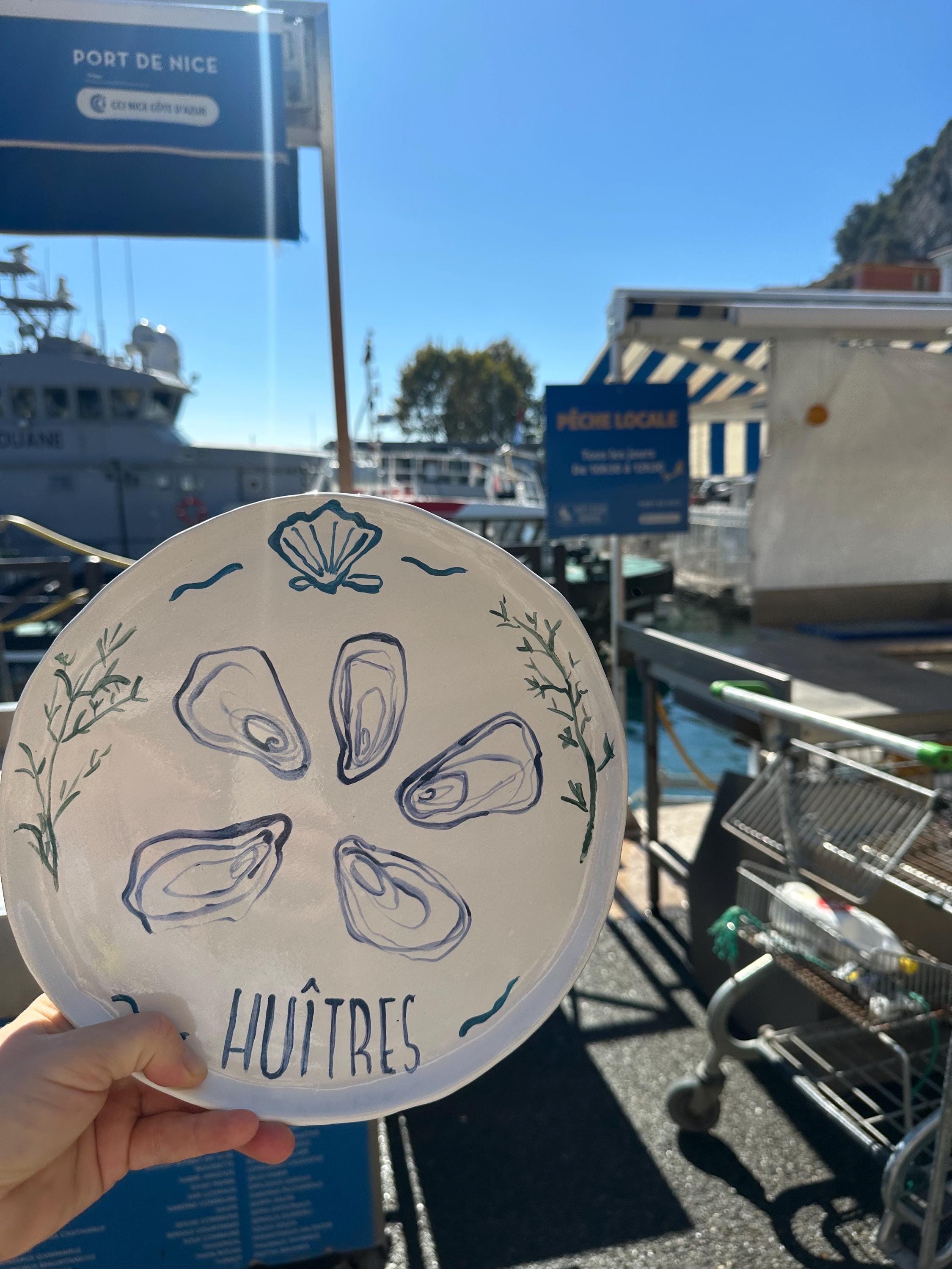 Plat/ Assiette artisanale en céramique – motif huîtres peintes à la main • Collection “So Frenchy – spécial fêtes de fin d’année”