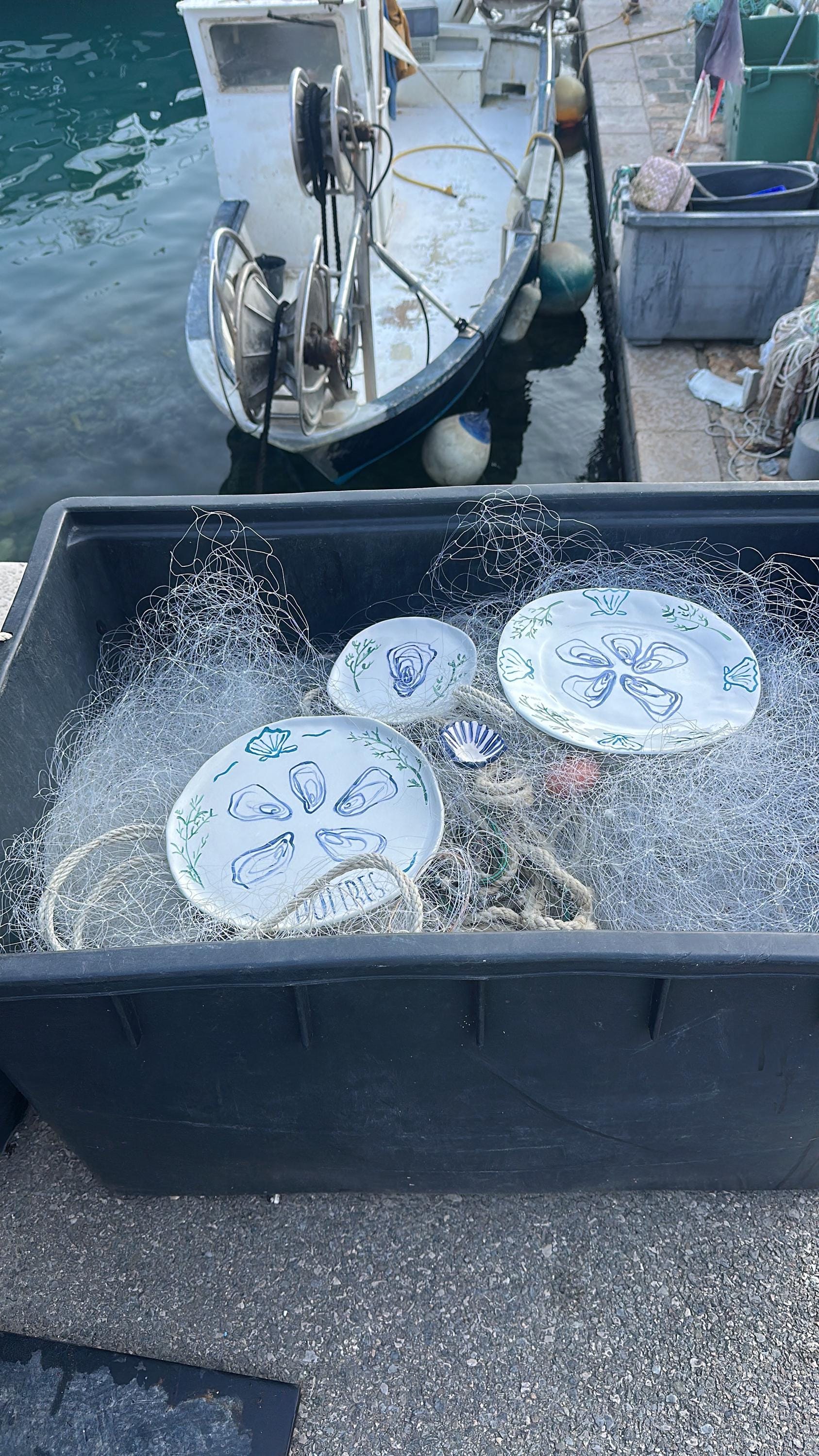 Plat/ Assiette artisanale en céramique – motif huîtres peintes à la main • Collection “So Frenchy – spécial fêtes de fin d’année” 3