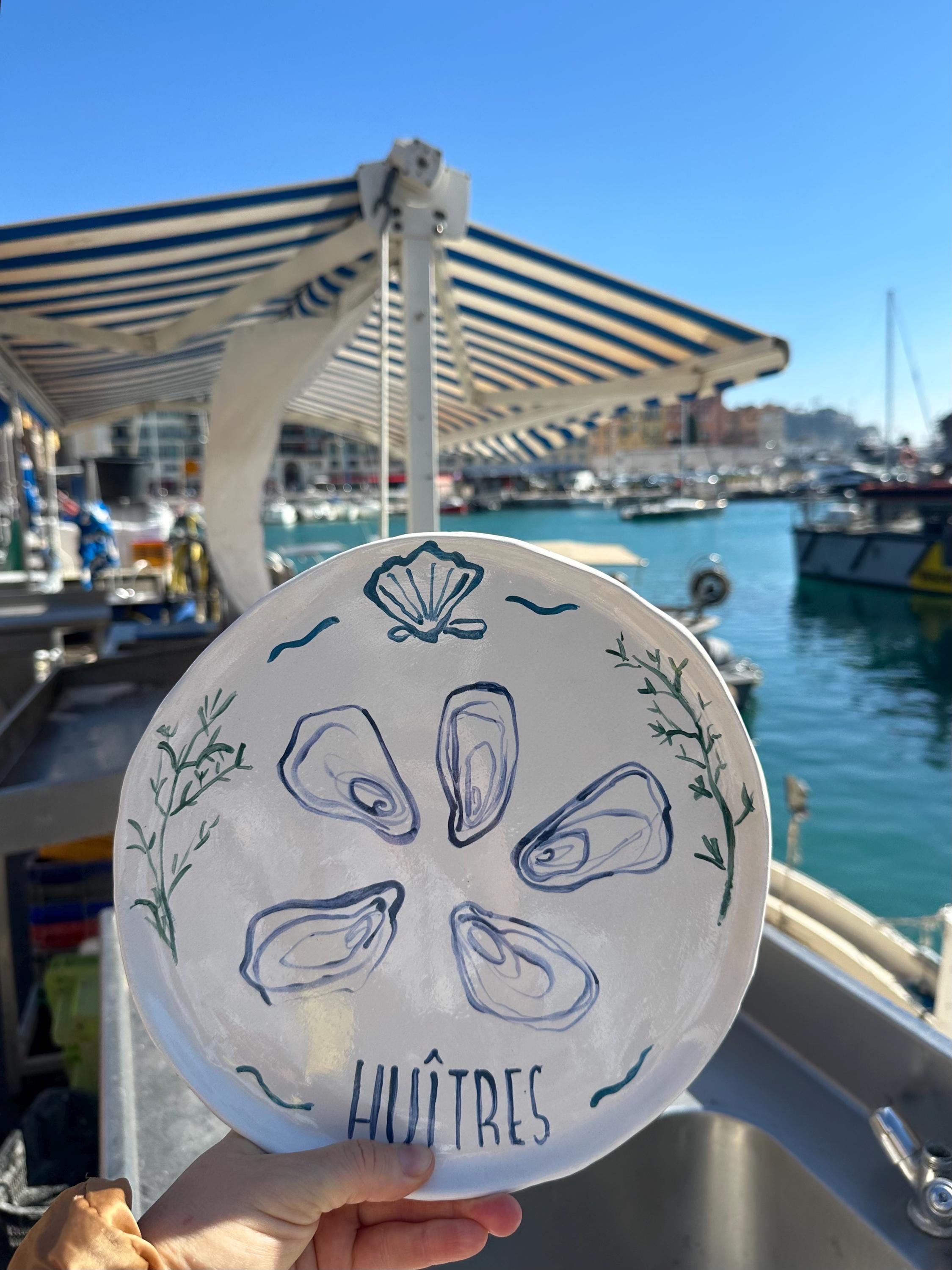 Plat/ Assiette artisanale en céramique – motif huîtres peintes à la main • Collection “So Frenchy – spécial fêtes de fin d’année” 2