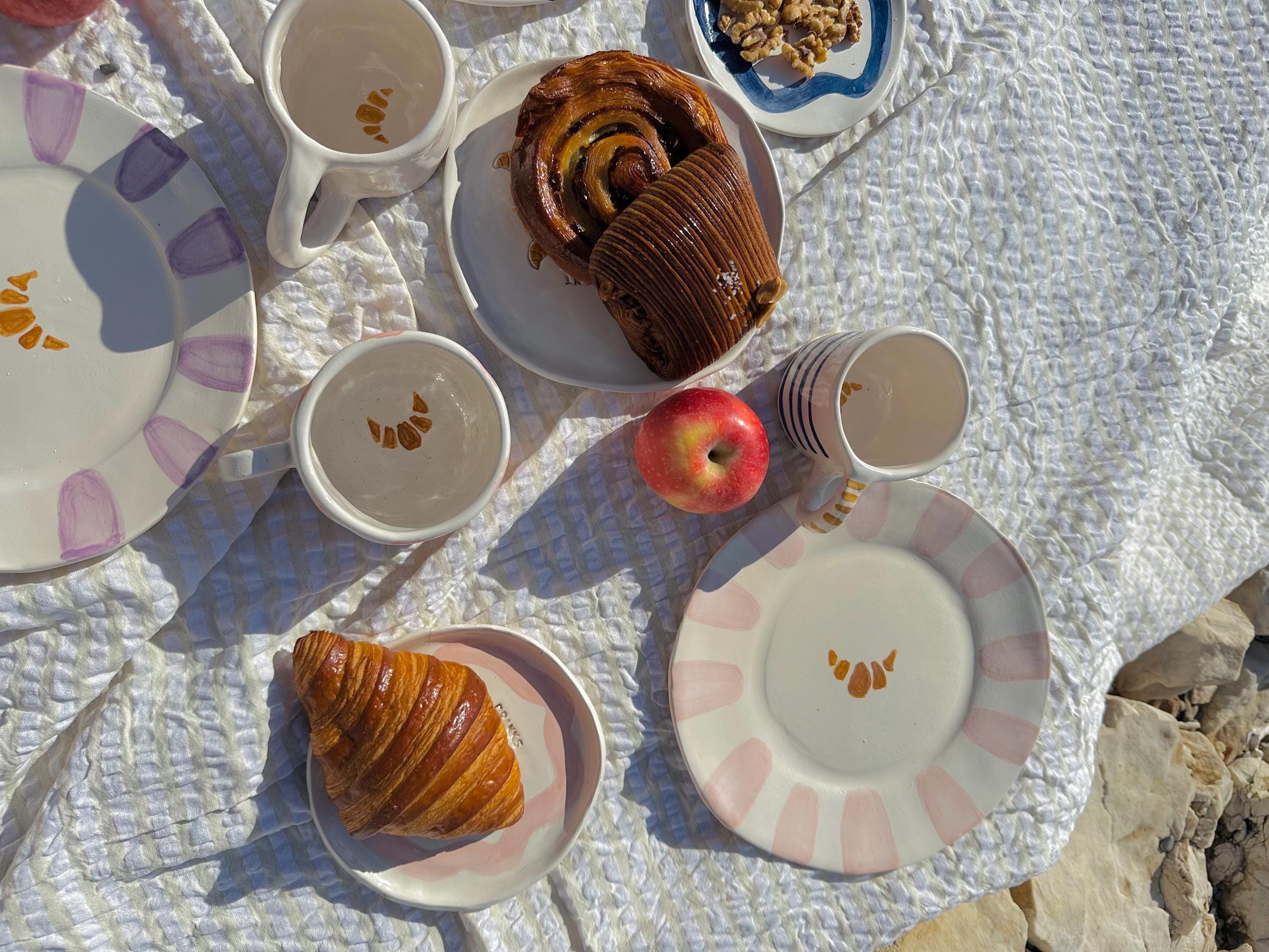 Assiette artisanale avec croissant et rayures roses «So Frenchie » 3