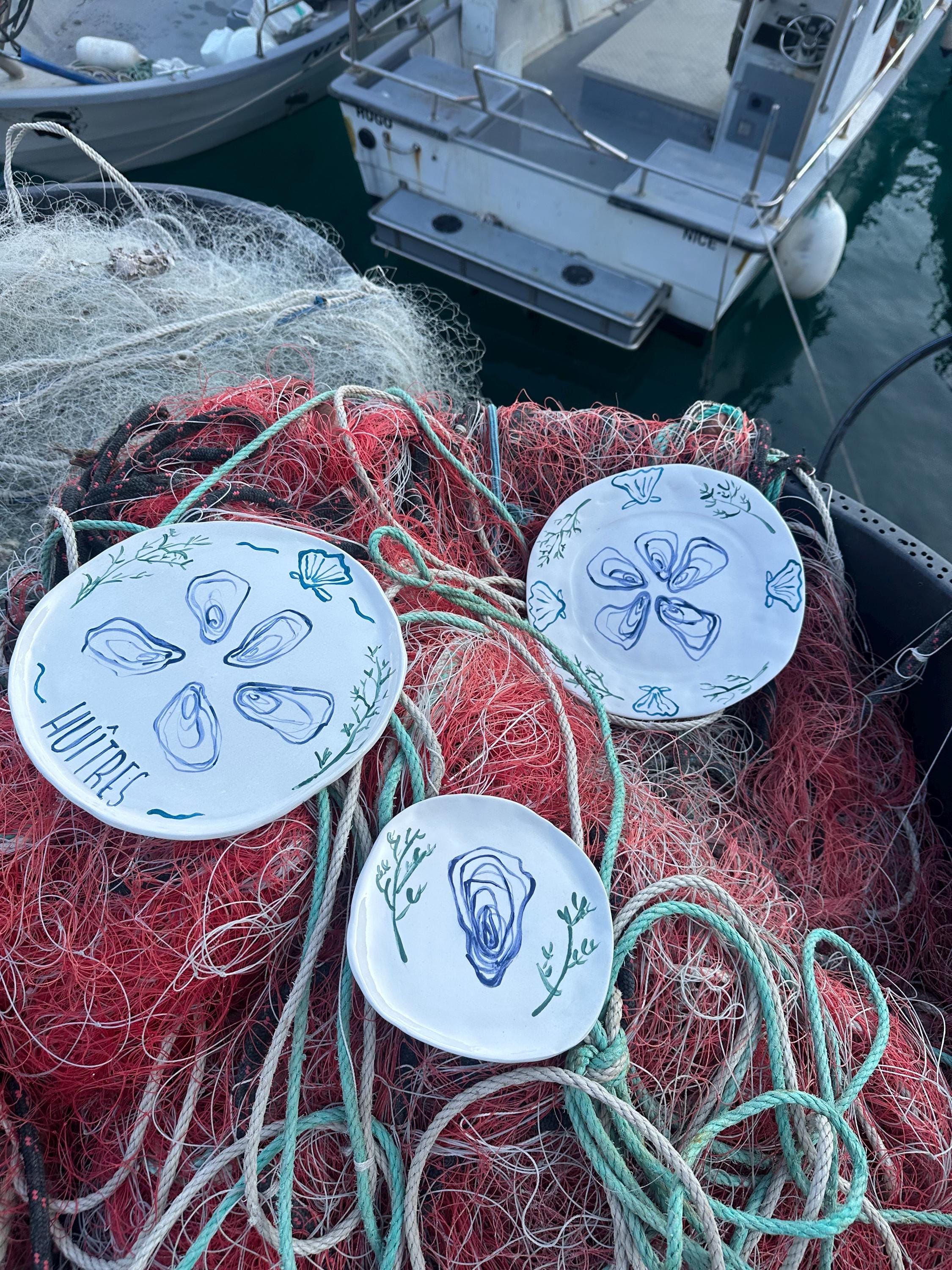 Plat/ Assiette artisanale en céramique – motif huîtres peintes à la main • Collection “So Frenchy – spécial fêtes de fin d’année” 5